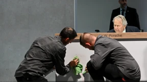 Tortenwurf und Zwischenrufe auf VW-Aktionärstreffen