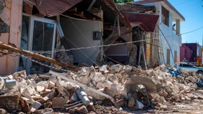 Eingestürzte Häuser nach Erdbebenserie