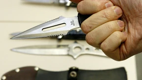 Rentner schlägt bewaffnete Angreifer in die Flucht