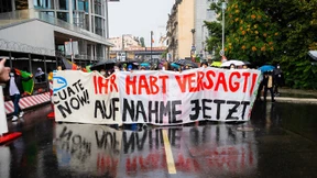 Demonstranten fordern schnelle Hilfe für Afghanen
