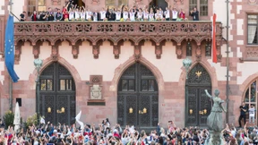 Die Frauen des 1. FFC Frankfurt feiern auf dem Römer-Balkon