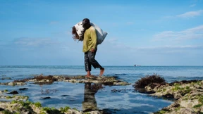 Zur Ernte ins Wasser des Indischen Ozeans