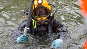 Tauchen nach Minen und Granaten im Wassergraben