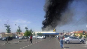 Schweizer Kleinflugzeug stürzt neben Supermarkt ab