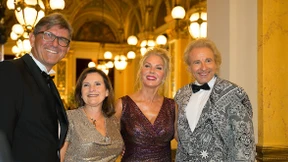 Gottschalk trägt ein Unterhemd der Würde