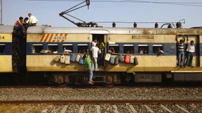 Baby fällt bei Geburt durch Zugtoilette