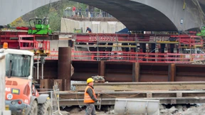 Neue Main-Brücke kommt an ihren Platz