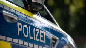 Trio greift Mann an – Motorradfahrer wird bei Sturz schwer verletzt