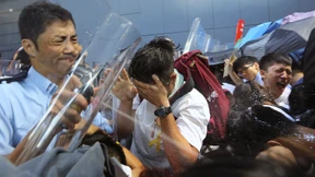 Hongkong bebt, die Wirtschaft kuscht