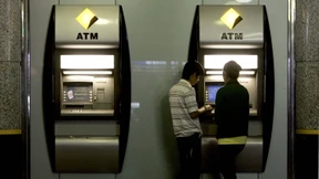 Wenn man immer öfter fürs Geldabheben zahlen muss