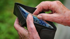 Frauen erhalten im Schnitt 425 Euro weniger im Monat