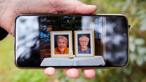 Das nächste Mal sah sie ihren Vater an seinem Sterbebett