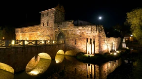 Auf der Bühne eine Einheit im Frack