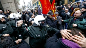 „Pegida“-Zug nach Ausschreitungen aufgelöst