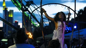 Feuerspuren und nächtliche Theaterkunst