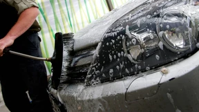 Vor der Führerscheinprüfung noch schnell das neue Auto waschen