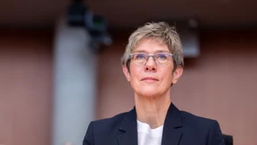 Schlappe für Merz – Kramp-Karrenbauer gewinnt Kampfabstimmung