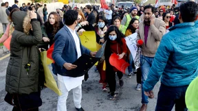 Islamisten bewerfen Frauendemo mit Steinen