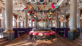 Hotelflure wie Wunderkammern