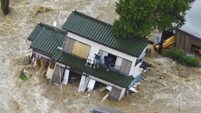 Hubschrauber retten Japaner aus Fluten