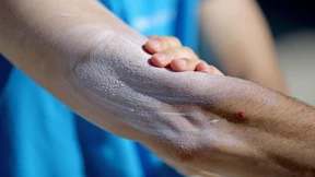 Diese Sonnencremes halten nicht, was sie versprechen