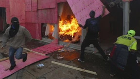 Demonstranten stecken Ministerium in Brand