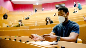 Mit Maske zwei Stunden über chemischen Formeln brüten