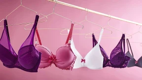 Hunderte Frauen protestieren mit Unterwäsche-Bildern