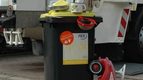 Alles aus Plastik und Metall in eine Tonne