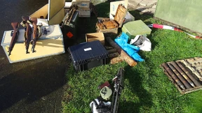 Nazi-Devotionalien und Kriegswaffen beschlagnahmt