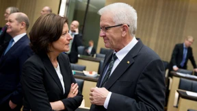 Einknicken mit zusammengebissenen Zähnen