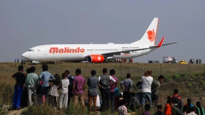 Flugzeug kommt von Startbahn ab