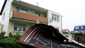 Straßen überflutet, Dächer abgedeckt, Bäume entwurzelt