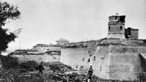 Hastigen Schrittes in die Hauptstadt König Peters