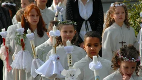 Das Kreuz mit den Kindern und der Kirche