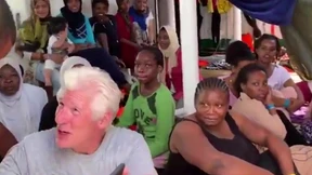 Richard Gere besucht Seenotretter im Mittelmeer