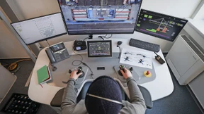 Die Container kommen jetzt ferngesteuert aufs Schiff