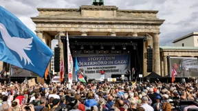 „Denen da oben“ die rote Karte zeigen