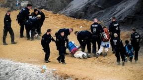 Polizei räumt den von Aktivisten besetzten Tagebau Garzweiler
