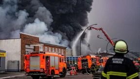 Großbrand in Hamburg immer noch nicht gelöscht