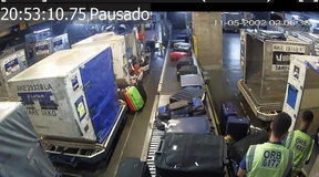 Wie eine Bande Flugpassagieren Kokain unterjubelte