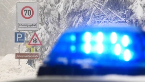 Fünf junge Männer in Lkw-Anhänger entdeckt