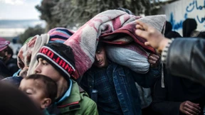 Zehntausende Syrer stranden an türkischer Grenze