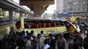 Bus stürzt in Kairo in Nilkanal