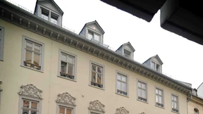 Pariser Hoftheater gibt Rätsel auf