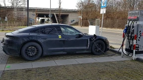 Kommt ein Taycan zum Tanken