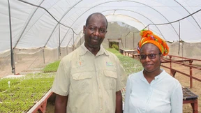 Familie Ngosa und ihr Smartphone gründen eine Farm