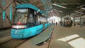 Neue Straßenbahn der T-Reihe geliefert