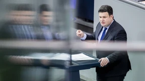 Heil macht Pflegekräften Hoffnung auf bessere Bezahlung