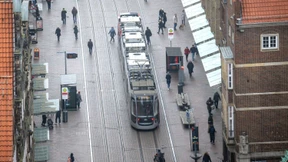 Kinder verfolgen und stoppen Taschendieb